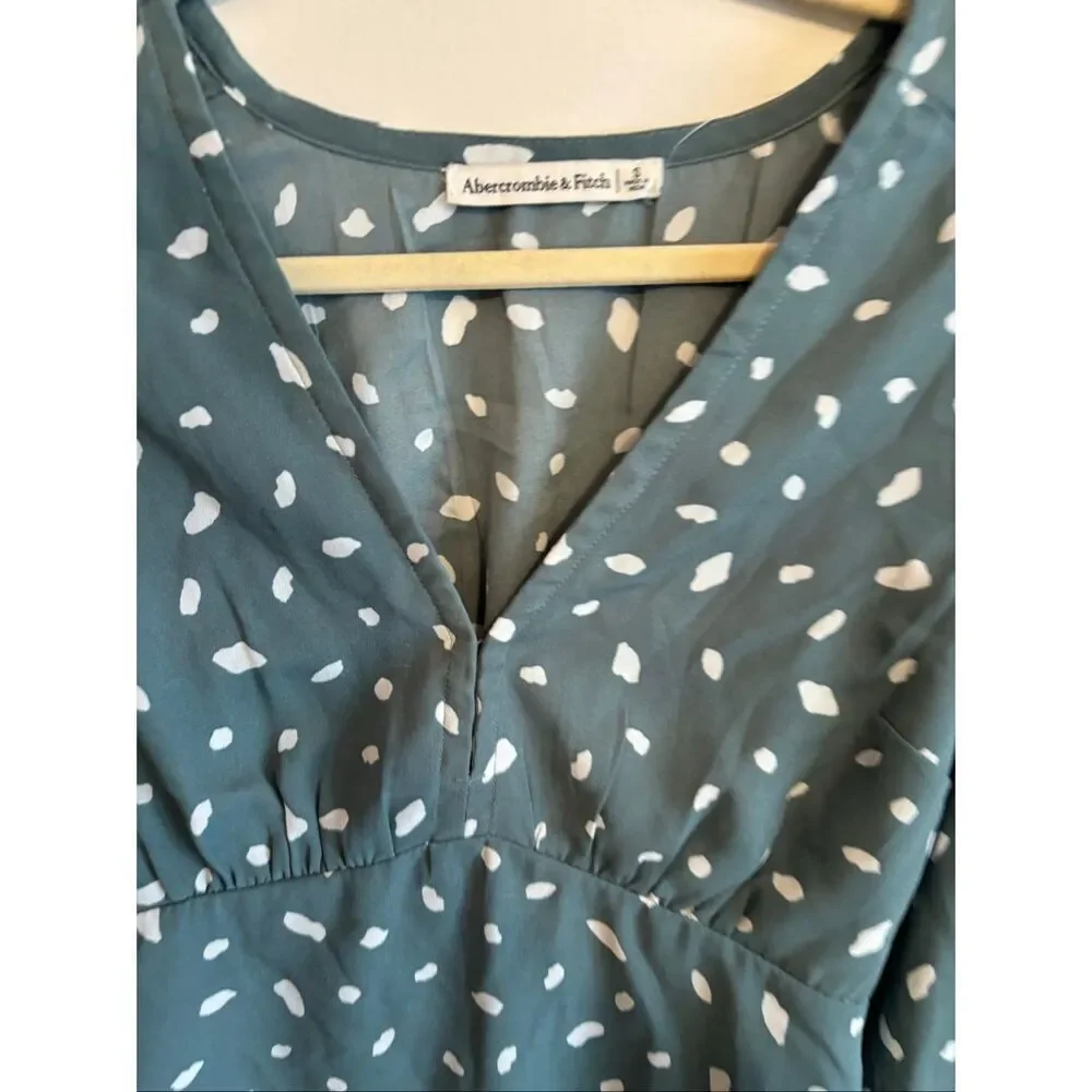 Abercrombie & Fitch Green Polka Dot Long Sleeve Crop Size S